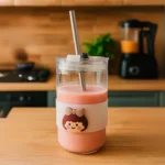 ⁦كوب زجاجي مع مصاصة تصميم بشخصيات كرتونية⁩ - الصورة ⁦5⁩