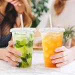 ⁦أكواب بلاستيكية شفافة مع أغطية – 500 مل (12 قطعة)⁩ - الصورة ⁦11⁩