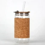 ⁦كوب زجاجي مع مصاصة زجاجية وغطاء فلين – 410ml⁩ - الصورة ⁦2⁩