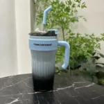 ⁦كوب الرحلات المحمول الحافظ للحرارة والبرودة مع مقبض مدمج بسعة 860 مل⁩ - الصورة ⁦5⁩
