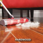 ⁦مكنسة لاسلكية خفيفة، قوية، ومزودة بفرشاة ذاتية التنظيف⁩ - الصورة ⁦2⁩