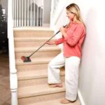 ⁦مكنسة لاسلكية خفيفة، قوية، ومزودة بفرشاة ذاتية التنظيف⁩ - الصورة ⁦4⁩