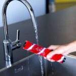 ⁦مكنسة لاسلكية خفيفة، قوية، ومزودة بفرشاة ذاتية التنظيف⁩ - الصورة ⁦5⁩