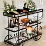 عربة تقديم معدن مع زجاج شفاف تصميم عجلات أنيق