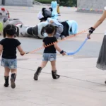 ⁦سوار أمان للأطفال قابل للتمدد – حزام حماية للأطفال بمقبض مريح وآمن⁩ - الصورة ⁦9⁩