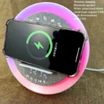 ⁦مكبر صوت بلوتوث دائري مع شحن لاسلكي وساعة منبه وضوضاء بيضاء⁩ - الصورة ⁦2⁩